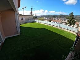 Comme sur n'importe quel support, le gazon synthétique se fixe uniquement sur sa périphérie.dans le cas d'une dalle béton, la fixation va se faire de diverses façons : Vente De Geotextile Pour La Pose De Gazon Synthetique Proche Monaco Sud Gazon Synthetique