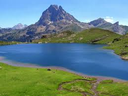 Situé dans le caucase, l'elbrouz culmine à 5 642 mètres. Parc National Parc National Des Pyrenees