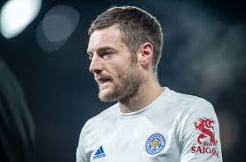 I dettagli includono il numero della squadra del leicester di jamie, il codice a barre della data di nascita, i banner delle foxes e lo sfondo dello stadio king power. An Untimely Injury Blow For Leicester City Ahead Of Important Fixture Run