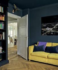 Farbige Akzente Fur Decke Und Boden Das Haus Dunkle Wohnzimmer Kleine Wohnzimmerideen Schlafzimmer Streichfarben
