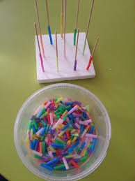 Jeux A Enfiler Paille Activites D Apprentissage Prescolaire Motricite Idees D Activites Pour Les Enfants