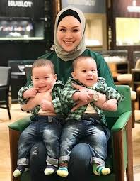 Pelakon datin seri zizie ezette berkongsi beberapa video di laman instagram yang memaparkan suaminya, datuk seri bung moktar radin sedang menunaikan solat. Memang Berisiko Tapi Takkan Nak Gugurkan Pula Zizie Ezette