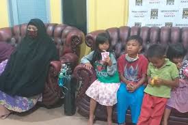 Moms biasanya kelewat khawatir dan pasti ingin segera. Saya Dan Anak Batuk Muntah Muntah Karena Asap Halaman All Kompas Com