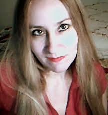 Loretta Hunt's Instagram, Twitter & Facebook