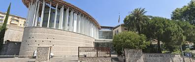 « les greffiers des tribunaux de comme les notaires et les huissiers de justice, le greffier de tribunal de commerce est un officier public. Greffe Du Tribunal De Commerce De Grasse