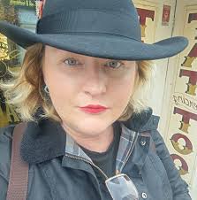 Hi people! I am from Barcelona. I speak Catalan, Spanish and English  (getting there!). I just came back from Australia to Barcelona after living  in there 1, 5 years and now I