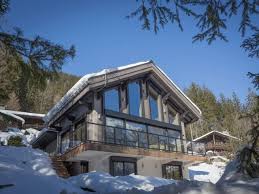Un Chalet Modernise Devient Miroir Du Mont Blanc Chalet Bois Chalet Contemporain Deco Chalet Montagne