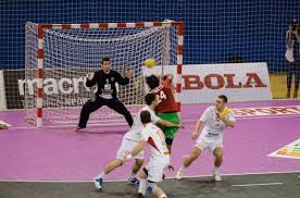 A defesa é uma das fases do jogo de handebol, caracterizada pela ausência da posse de bola e a equipe oposta com a posse de bola tem a possibilidade de atingir o gol, o principal objetivo do handebol. Caracteristicas Do Sistema Defensivo 6x0 Do Handebol Fit People