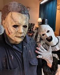 Here's a nice before and after of the aged Nancy Loomis mask I did for  @minebro370x . This 25th had the worst blue staining I have seen