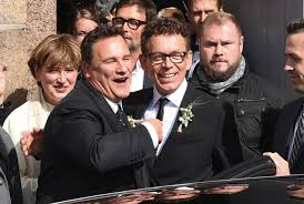 Guido maria kretschmer (links) und sein mann frank mutters stehen nach ihrer hochzeit. Hochzeit Guido Maria Kretschmer Auf Sylt Photocall Ballon Vorm Reichstag