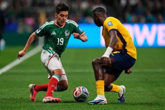 México me está sorprendiendo, han reducido completamente a Ecuador, no han  podido hacer nada. Un primer tiempo muy superior, este muchacho Gilberto  Mora viene dando aún más sorpresas. El estadio Azteca es