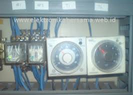 Sebagai contoh ketika kita ingin membuat lampu teras rumah kita menyala secara otomatis pada jam 5 sore dan akan mati pada jam. Bagaimana Caranya Timer On Delay Berfungsi Sebagai Timer Off Delay Elektronika Bersama