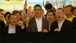 ↑ 高登討論區：戴耀廷：佔中信念書全文，「讓愛與和平佔領中環」運動 ↑ 獨立媒體：以法達義：公民抗命的炸彈——專訪戴耀廷 ↑ 蘋果日報：翻兩年前舊賬 佔中成員被捕，2013年5月9日 ↑ 主場新聞：曾偉雄：通緝一年未拉人 為免擾陳玉峰同事，2013年5月9日 æŒºå ä¸­è¢«æ¸¯å¤§è§£åƒ±æˆ´è€€å»· è­‰æ˜Žä¸€åœ‹ä¸€åˆ¶ä¾†è‡¨ æ°'è¦–æ–°èžç¶²