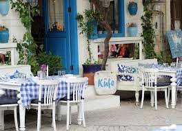 Uzuntu Ve Muz Kabugu Ha Bir De Alacati A Small Town Alacati Ev Icin Muzlar Evler