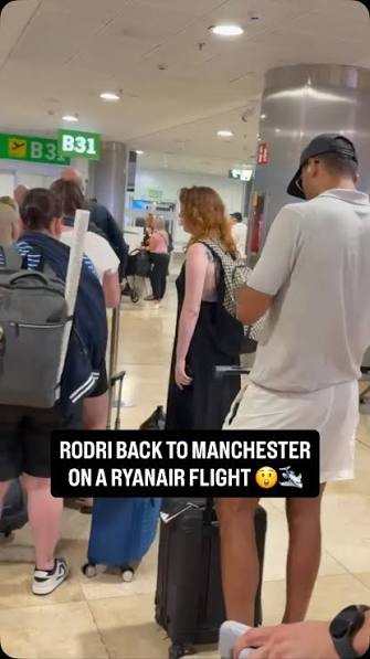 😬 Ballon d’Or, World Cup winner, also 2026 World Cup Player of the Tournament… but 𝐒𝐓𝐀𝐘𝐈𝐍𝐆 𝐇𝐔𝐌𝐁𝐋𝐄 💆🏼‍♂️🛩️, Here’s Rodri boarding on Ryanair flight to Manchester 👋🏼🇬🇧