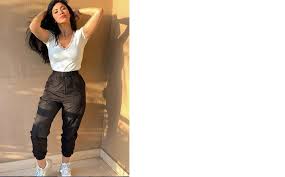 كارولين عزمي ممثلة مصرية شابة من مواليد 17 ابرايل 1996 في القاهرة، مصر و تبلغ من العمر 25 سنة ،تحمل الجنسية المصرية، و ديانتها مسيحية، تخرجت من قسم التمثيل والإخراج في المعهد العالي للفنون. Ø´Ø§ÙØ¯ ÙØ§Ø±ÙÙÙÙ Ø¹Ø²ÙÙ Ø¨Ø¥Ø·ÙØ§ÙØ© ÙØ§Ø¬ÙØ§Ù Øª Ø¨Ø±Ø² Ø±Ø´Ø§ÙØªÙØ§ ÙÙÙØ¹ Ø§ÙØ³ÙØ·Ø©