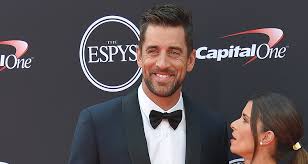 Aaron rodgers, american professional football quarterback who is considered one of the greatest to ever play the position. Aaron Rodgers Vermogen Und Gehalt Bei Den Gb Packers 2021