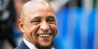 Roberto carlos is one of the most successful latin american pop singers in history, selling over 100 million albums over a career that spans more than 60 years. Fussball Legende Roberto Carlos Schwarmt Von Bayern Star Alphonso Davies Mopo De