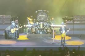 After his death, he was replaced by the band's longtime guitar tech elwood. 7nabvwpdusm9am