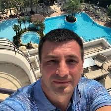 Мне было чуть больше сорока, когда я узнала, что на привычный вопрос «Чем  вы сейчас занимаетесь?» можно отвечать: «Осим хаим». «Наслаждаемся жизнью».  Впервые это выражение я услышала здесь, в Израиле. Дословный его