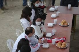 Tras la destitución de su padre como presidente de la república, keiko fujimori se quedó en el país con una alta popularidad a nivel nacional. Pw4kaczkjaxr6m