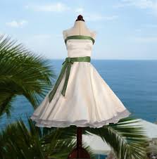 Brautkleider die 10 schönsten modelle für jeden geschmack. Hochzeitskleid Knielnag Brautkleid Wie Aus Den Myrockabillymode Hochzeitskleider Hochzeit Dawanda Brautkleid Knielang Brautkleid Kleider