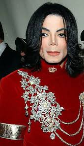 I love this hairstyle & outfit