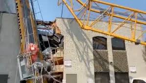 A crane has collapsed on a construction site in downtown kelowna. Ab5thfioud9p0m