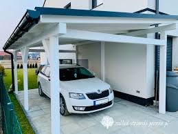 Dengan bahan atap dan tiang terbuat dari kayu membuat model carport garasi depan rumah lebih artistis. Wiata Samochodowa Rumah Garasi Minimalis