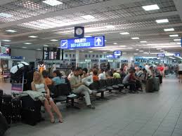 En la tarde de hoy, mientras se realizaban obras en pista del aeropuerto alfonso bonilla aragón de cali, una retroexcavadora cortó el fluido de energía de las luces de borde de pista y calles de rodaje que viene. Sala De Espera Wikipedia La Enciclopedia Libre