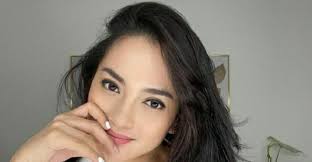 Ririn ekawati dan ibnu jamil resmi menjadi pasangan suami istri, ternyata sempat ziarah ke makam ferry wijaya sebelum menikah. Ririn Ekawati Sempat Dicap Jutek Dan Angkuh