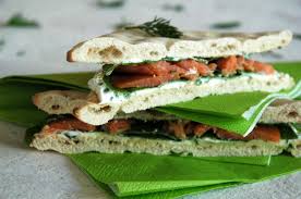 Recette De Sandwich Suedois Au Saumon Fume Fromage Frais Et Aneth Recettes De Cuisine Saumon Fume Cuisine