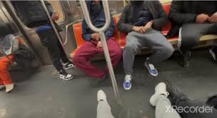 Black: Group exhib in metrò - ThisVid.com