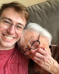 Took a little break but we're back with the intern spotlights! Today is:  Dr. Ben Gastevich! 🏠 Hometown: Chicago, IL ✈️ Ideal vacation spot: The  beach 🍴 Favorite snack: anything with chocolate