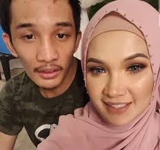 Jika anda mejadi pengikut zarina anjoulie di instagram ataupun memang kaki instagram, pasti anda akan tahu tentang perbalahan antara zarina anjoulie dan ibu. Anak Gigit Bahu Zarina Zainuddin Ramai Artis Sebak Diari