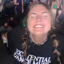 Dani Pierce (@dani_piercee)