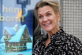 Hon säljer presentkort i väntan på att filmen ska rulla igen