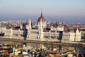 Ein paar gewaltbereite demonstranten brachen in die büros des präsidenten und in das parlamentsgebäude ein, das sie in brand setzten. Kleiner Rundgang Durch Das Parlamentsgebaude Budapest