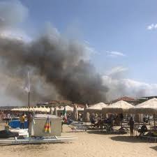 Allarme incendio all'ora di pranzo in via ronchi a pescara. Fgltndosu36k5m