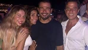 وظهر النجم عمرو دياب وبصحبته دينا الشربيني مرتدية فستانا قصيرًا. Ù‚ØµØ© Ø¹Ù…Ø±Ùˆ Ø¯ÙŠØ§Ø¨ ÙˆØ¯ÙŠÙ†Ø§ Ø§Ù„Ø´Ø±Ø¨ÙŠÙ†ÙŠ Ø²ÙˆØ§Ø¬ Ø£Ù… ØµØ¯Ø§Ù‚Ø© Ø§Ù„Ù†Ù‡Ø§Ø±