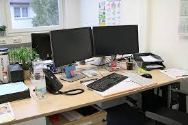 Es gibt zwei schlüsselpositionen, die zu beachten sind. Feng Shui Buro Arbeitsplatz Schreibtisch Im Raum Ausrichten