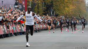 08 h 23 m 26 s. Queniano Completa Maratona Em Menos De Duas Horas Siga A Cobertura Dos Principais Eventos Esportivos Mundiais Dw 12 10 2019