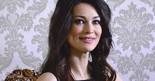 Manuela arcuri is an actress, model, and tv personality who graduated from the accademia d'arte drammatica in rome, italy. Manuela Arcuri Il Suo Total Look Rosa La Rende Divina Rds 100 Grandi Successi