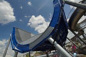 Planen sie jetzt schon ihren besuch ins urlaubsparadies der therme erding. Therme Erding Neuer Rutschenspass Auf Der Sommerrutsche Big Wave Rutscherlebnis De