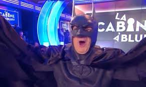 Cyril hanouna et sa bande de touche pas à mon poste ont accueilli hier soir un julien lepers survolté et moulé dans le costume de batman. Lezapping Julien Lepers En Batman Du Reve Dans Tpmp