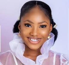 Épisode 4 Sous-titre : le mariage Ayoub demande Miriam en mariage et  celle-ci lui crache un gros non puis s'éloigne de lui et courir pour se  jeter dans les bras de Laila