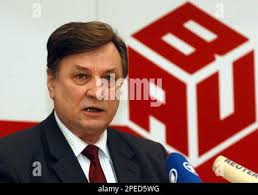 Karl Heinz Strobl, Bundesvorstandsmitglied der IG Bauen-Agrar und Umwelt  sowie Aufsichtsratsmitglied der Walter Bau AG, stellt sich am Dienstag, 15.  Februar 2005, auf einer Pressekonferenz in der Gewerkschaftszentrale in  Frankfurt den Fragen