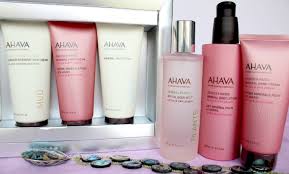 Blended with dead sea minerals and infused with the fresh, uplifting scent of cactus & pink pepper, this hand cream gently and effectively softens rough, dry skin and improves moisture. Giveaway Review Ahava Cactus Pink Pepper Mineral Hand Cream Mineral Body Lotion And Dry Oil Body Mist Beautystat Com