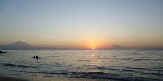 Pantai sanur adalah tempat wisata di kota denpasar yang indah dengan pantai pasir putih. Menyambut Matahari Terbit Di Sanur Wow Indahnya Halaman All Kompas Com
