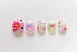 いいね 54件 コメント1件 ayaringo06のinstagramアカウント もうすぐ３月なので ひな祭りネイルです 華やかな感じにしました しずくネイルシール 和柄mix 使用 他シール パーツはダイソー マニキュアはキャンドゥ 押し花ネイル ダイソー